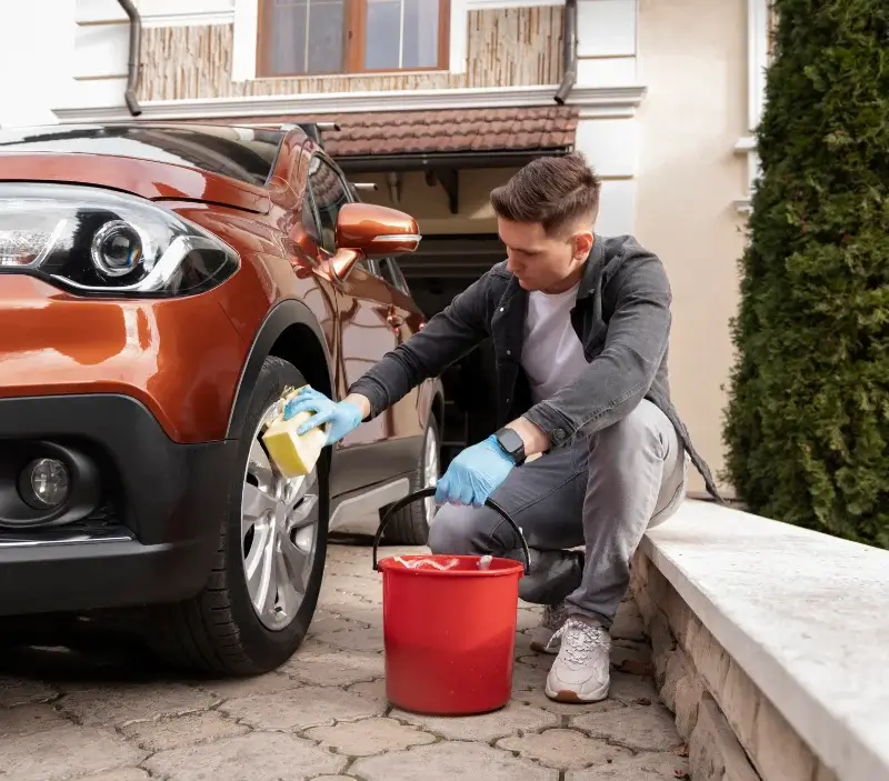 Lavage auto à domicile Saint-Germain-du-Bois : professionnel intervenant sur un véhicule